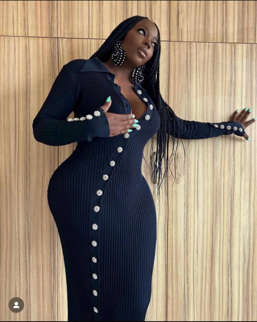 Robe Moulante Boutonnée Noire à Manches Longues