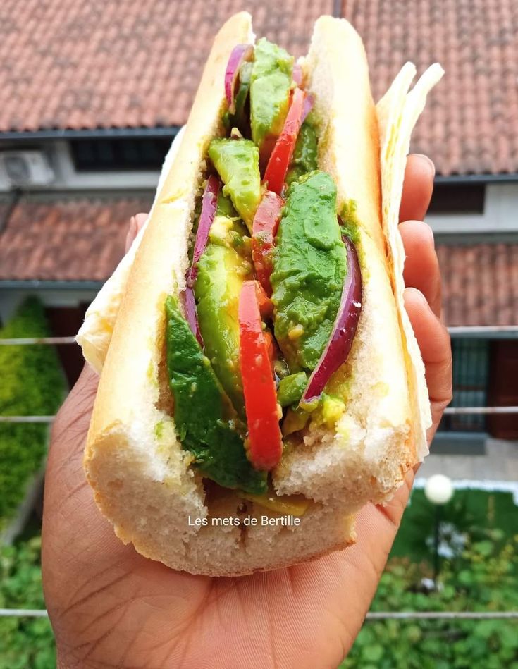 Sandwich : pain + avocat + viande haché/poisson 