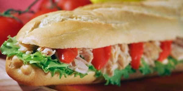 Sandwich composé  : Laitue + poisson + émietté au saucisson 