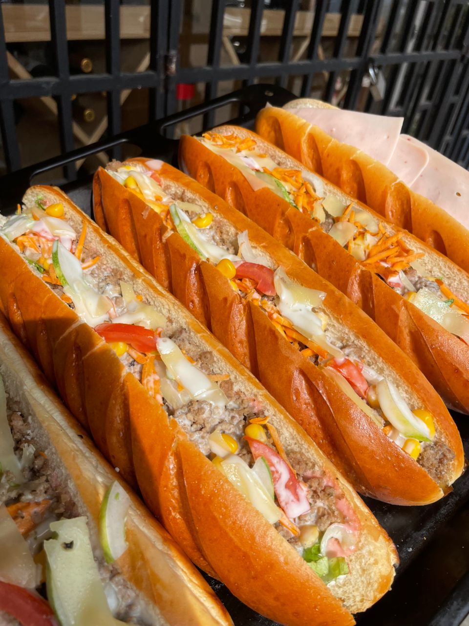 Sandwich : pain viennois + laitue + viande de bœuf + fromage + garniture 