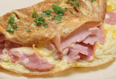 Omelette jambon fromage