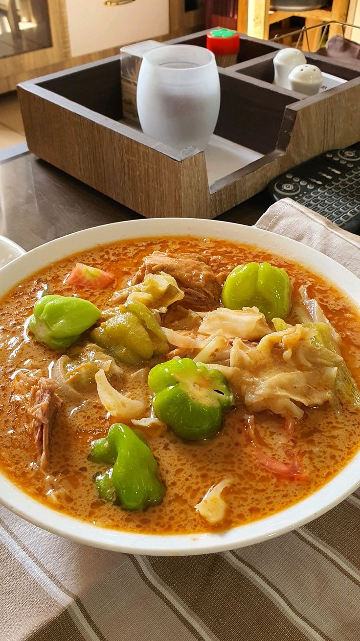 Agou/pate Noir + sauce d'arachide au mouton et fromage avec accompagnement au choix