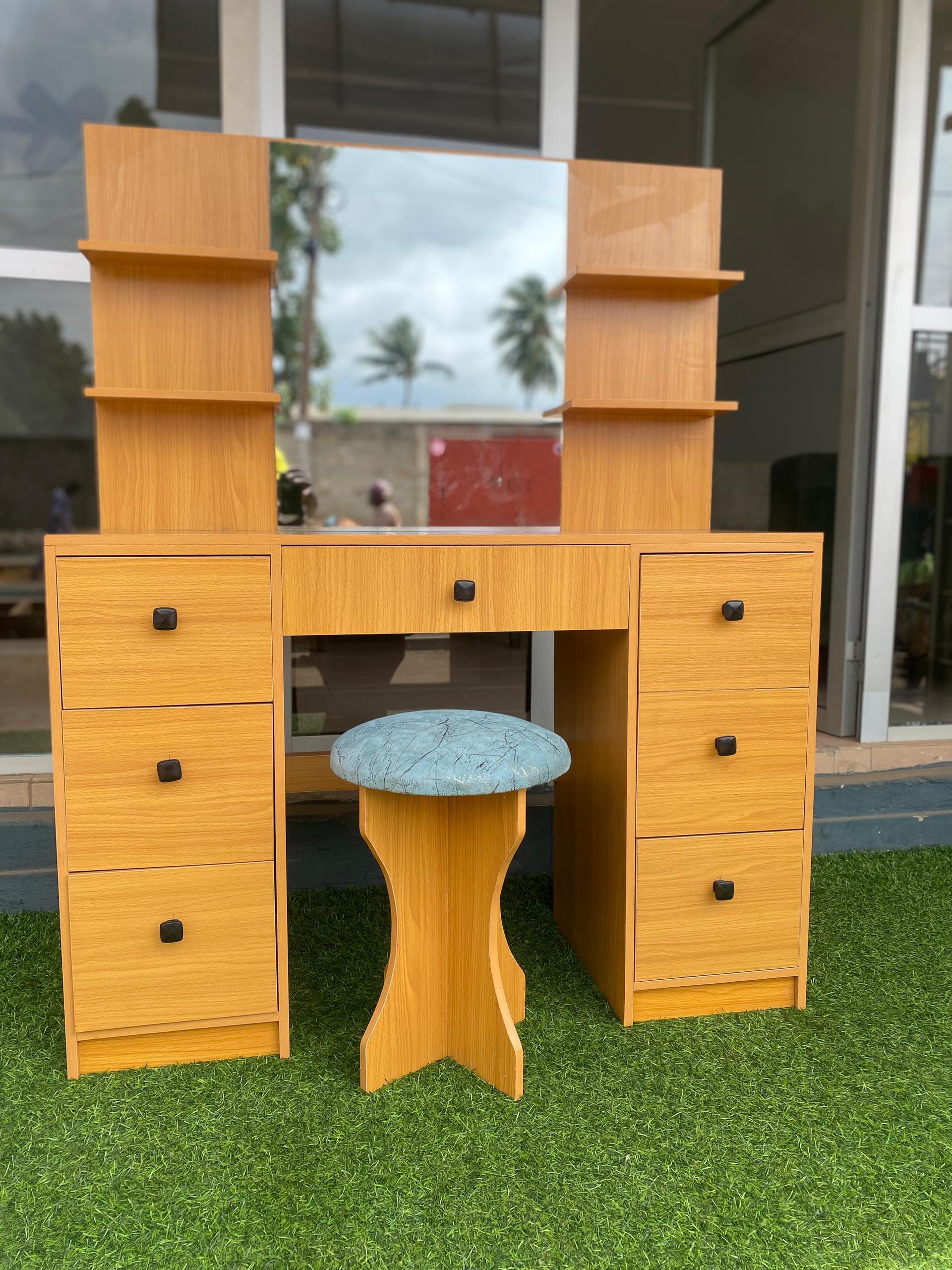 Coiffeuse Moderne en Bois Clair avec Miroir et Tabouret