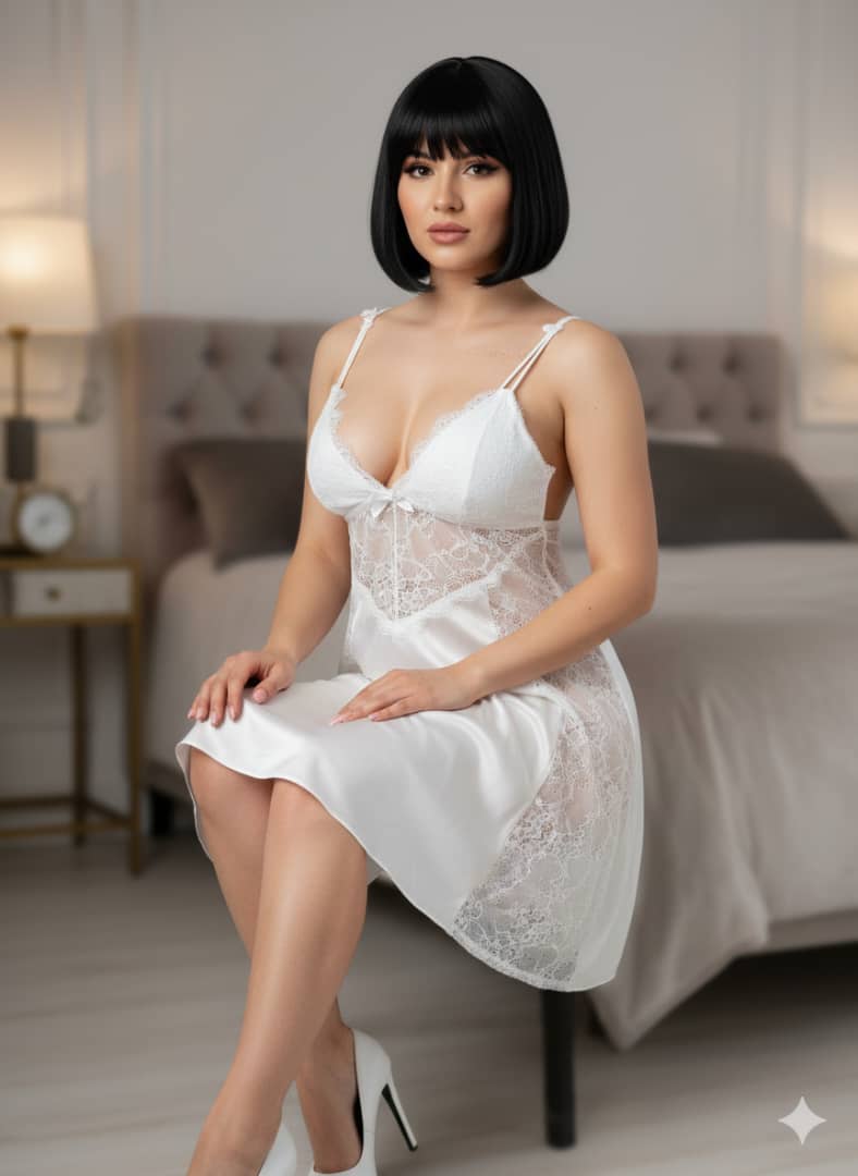 Nuisette Blanche à Bretelles Fines Courte