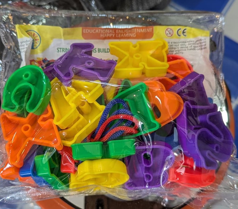 Jeu éducatif Lettres de l’alphabet à enfiler