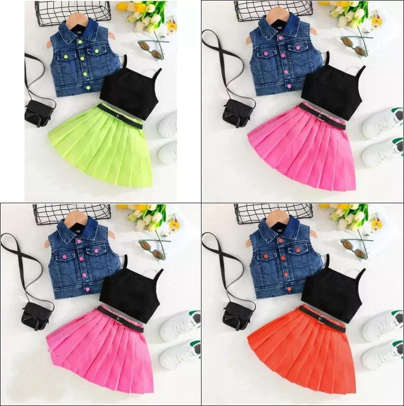 Ensemble Fille 3 pièces – Gilet Jean, Haut Noir & Jupe Plissée