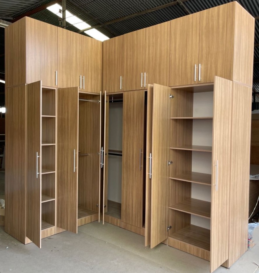 Armoire d’angle en bois stratifié