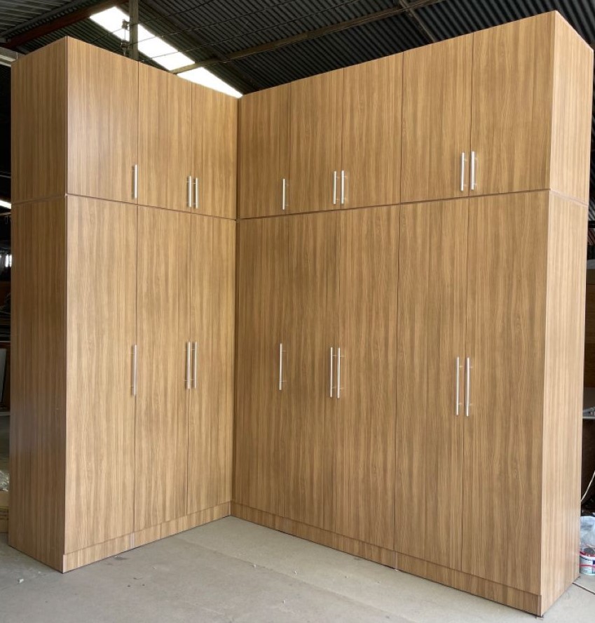 Armoire d’angle en bois stratifié