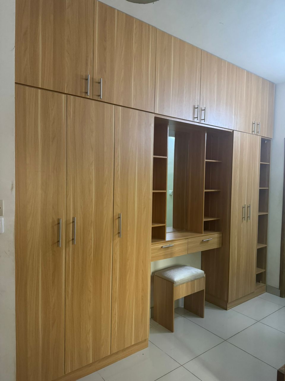 Dressing / Placard mural en bois décor chêne