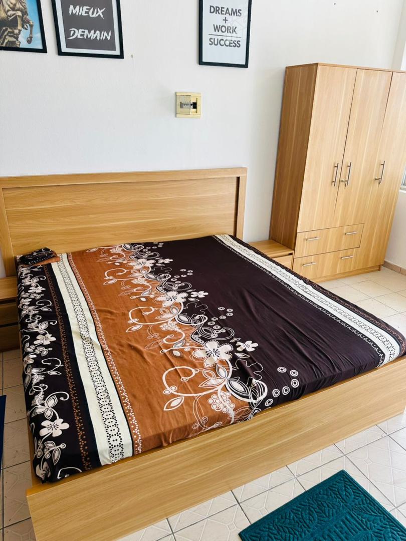 Lit + Armoire – Ensemble Chambre Moderne en Bois Clair