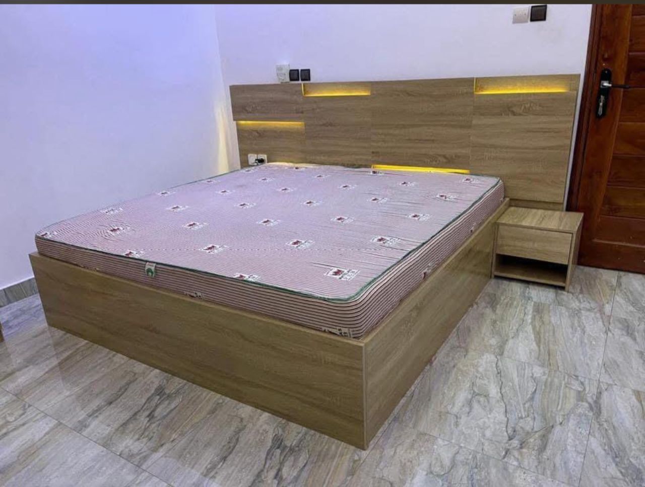 Lit Moderne avec Tête de Lit et Chevets Intégrés