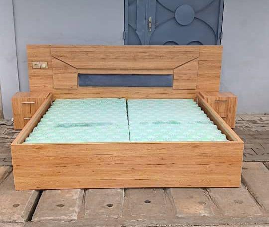 Lit Moderne avec Tête de Lit et Chevets Intégrés