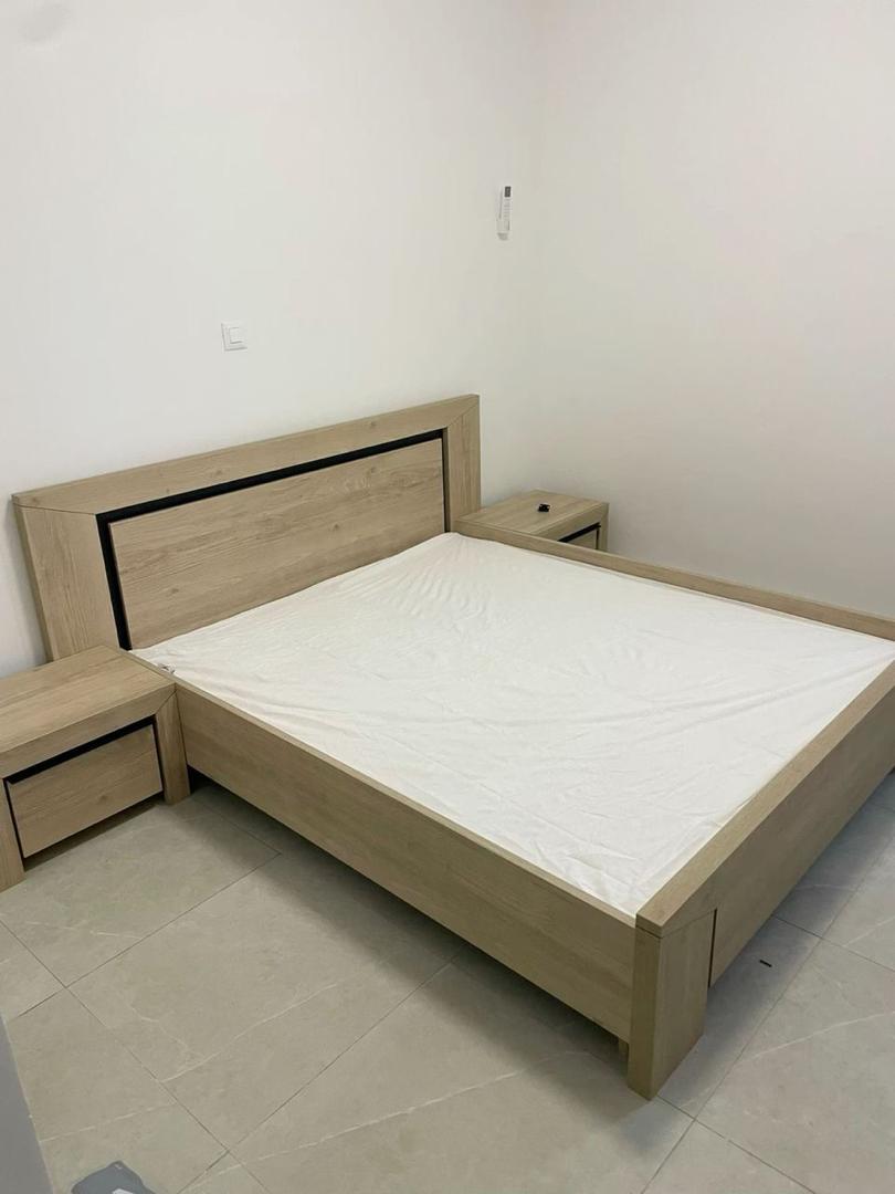 Lit Moderne avec Tête de Lit et Chevets Intégrés