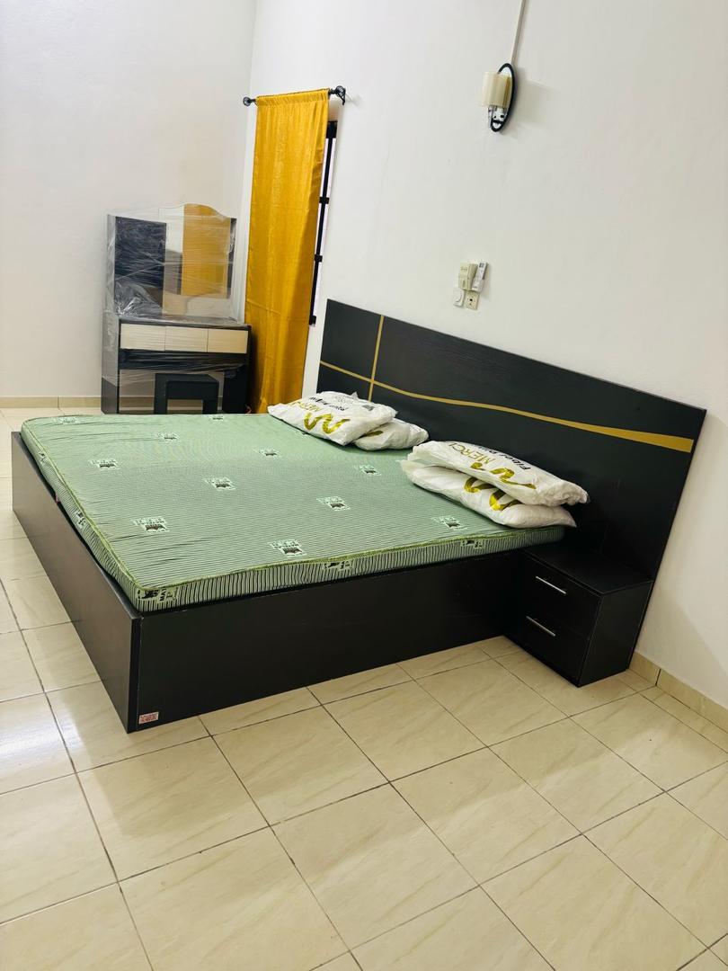 Lit Moderne avec Tête de Lit et Chevets Intégrés