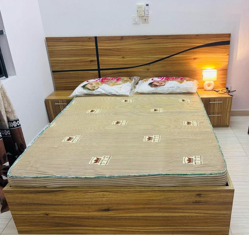 Lit Moderne avec Tête de Lit et Chevets Intégrés