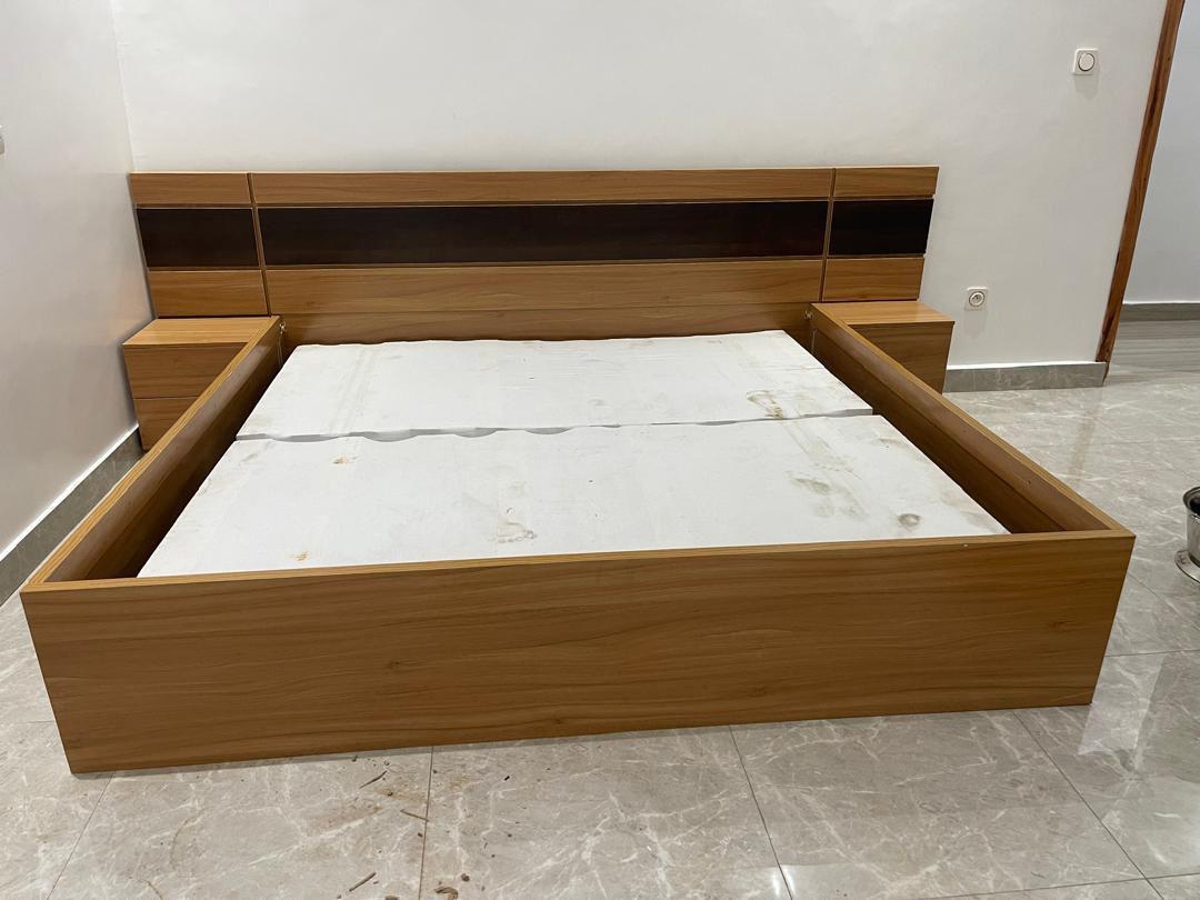 Lit Moderne avec Tête de Lit et Chevets Intégrés