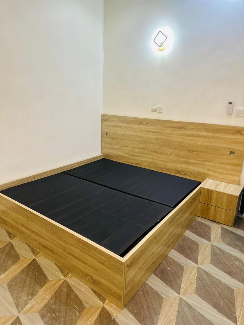 Lit Moderne avec Tête de Lit et Chevets Intégrés