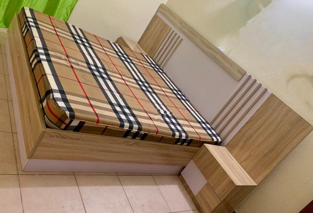 Lit Moderne en Bois avec Tête de Lit Design