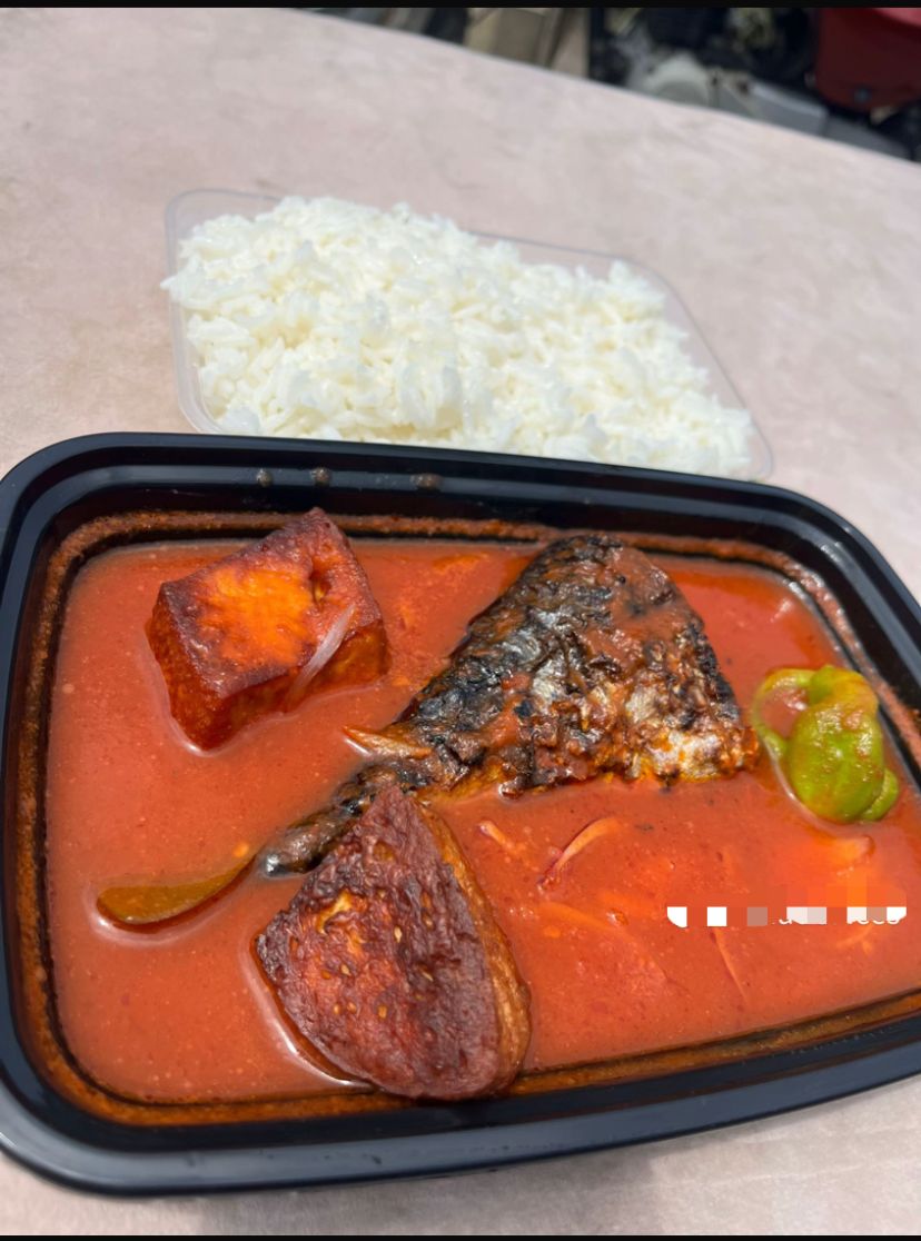 Riz + sauce tomate + poisson et fromage 